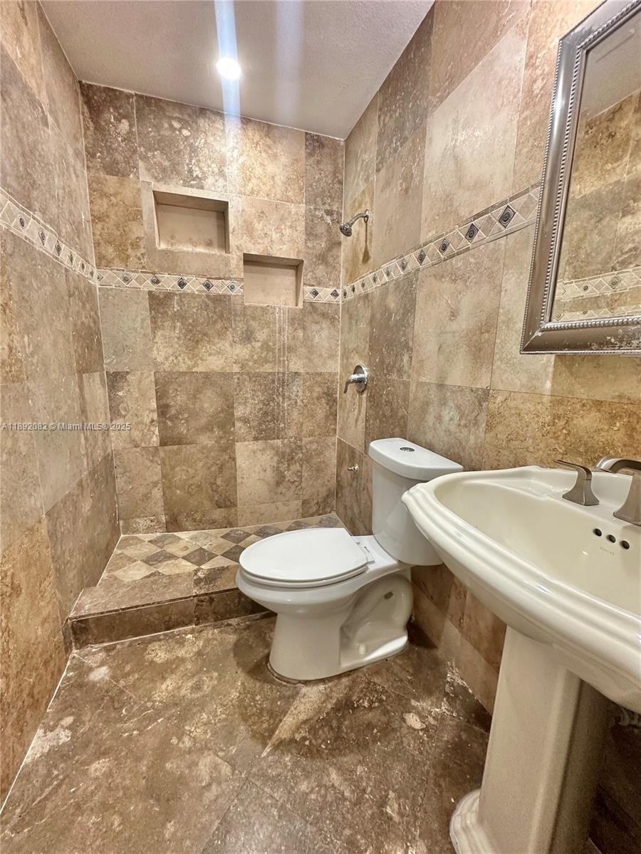 LAKE FOREST SEC 4 - Residential Lease