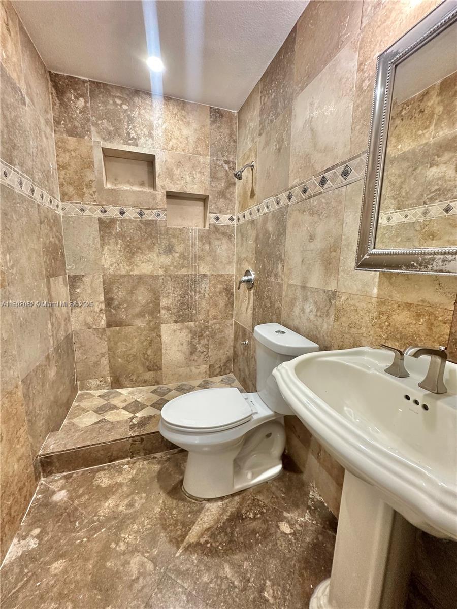 LAKE FOREST SEC 4 - Residential Lease