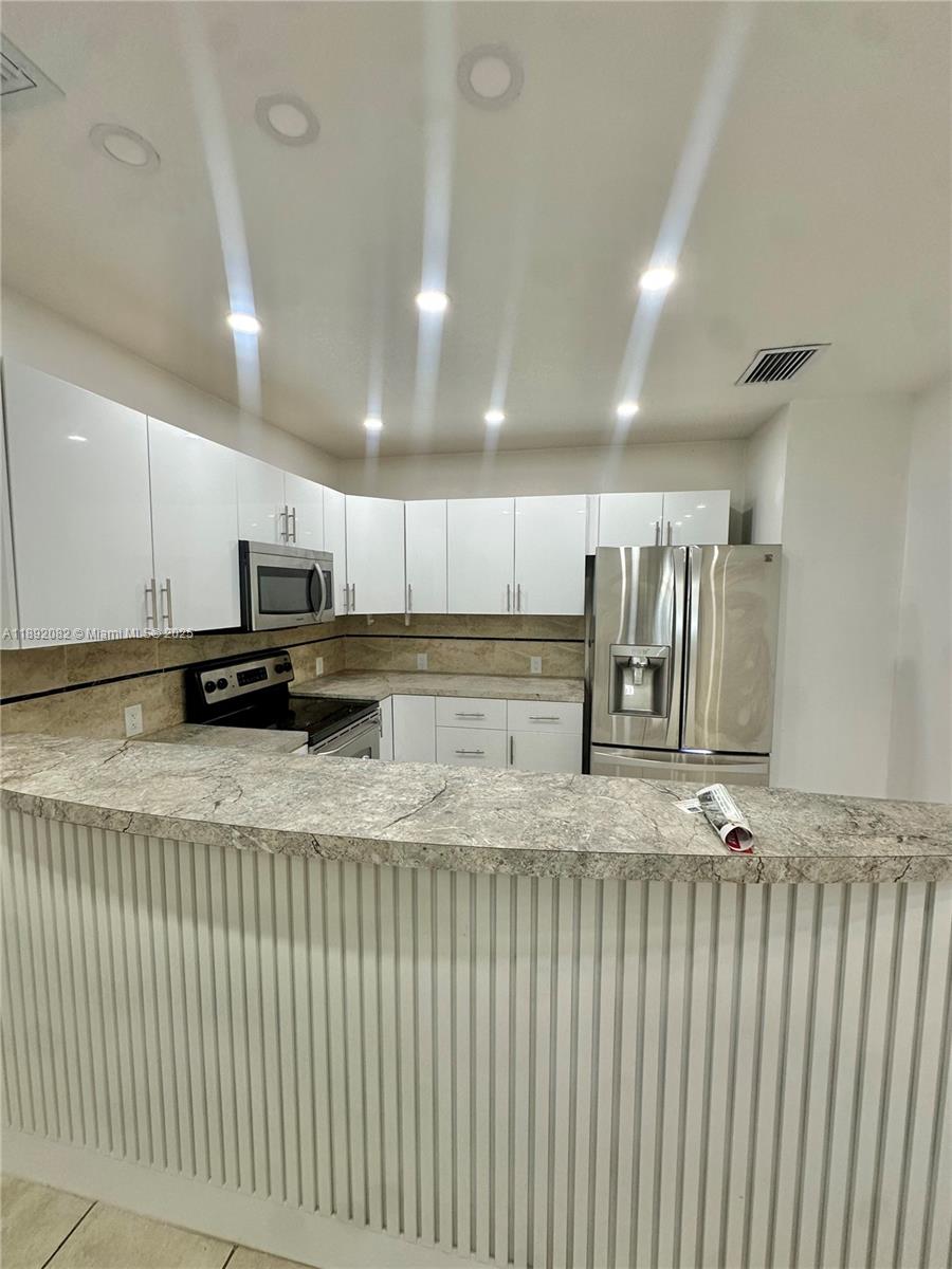 LAKE FOREST SEC 4 - Residential Lease