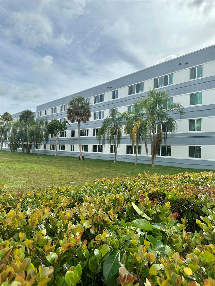 NARANJA LAKES CONDO NO 5 - Residential