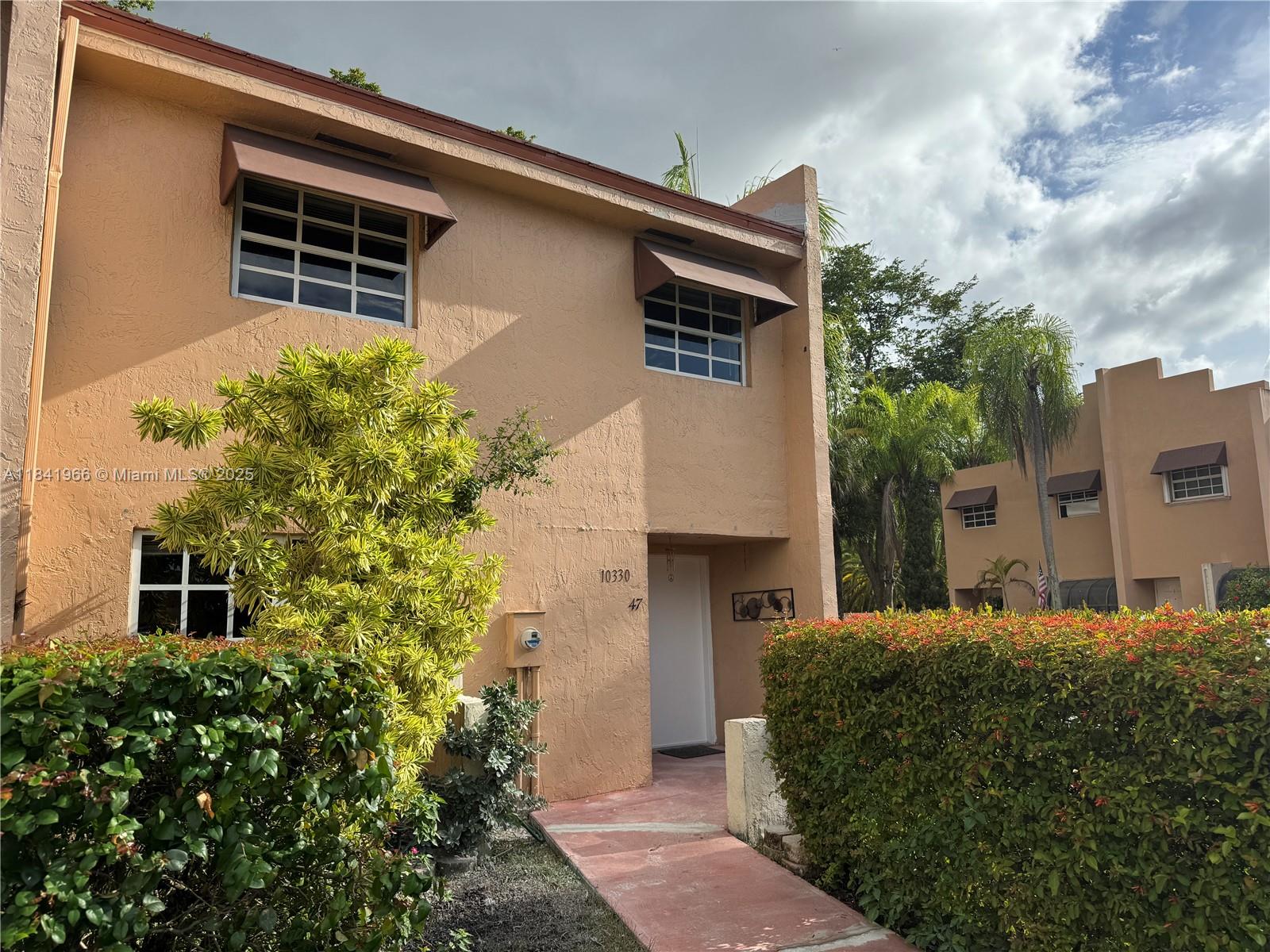 !! SPACIOUS CORNER TOWNHOME IN THE HAMMOCKS !! 3 BEDROOMS AND 2 1/2 BATHROOMS * REMODELED * TILED THROUGHTOUT * FRESHLY PAINTED * FAMILY ROOM * PATIO W/STORAGE ROOM & MORE... ENJOY ALL AMENITIES… POOLS, LAKES, BEACHES, BIKE/JOGGING TRAILS, PICNIC AREAS, BASKETBALL, RACQUETBALL COURTS, VOLLEYBALL, CLUBHOUSE, GYM AND MUCH MORE... WALKING DISTANCE TO THE SHOPS, BANKS, SCHOOLS & RESTAURANTS...!!