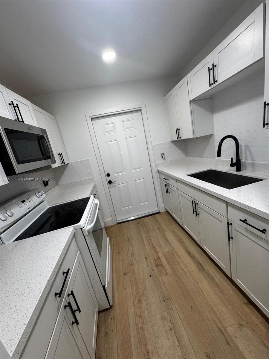 HOLLYWOOD LITTLE RANCHES - Residential Lease