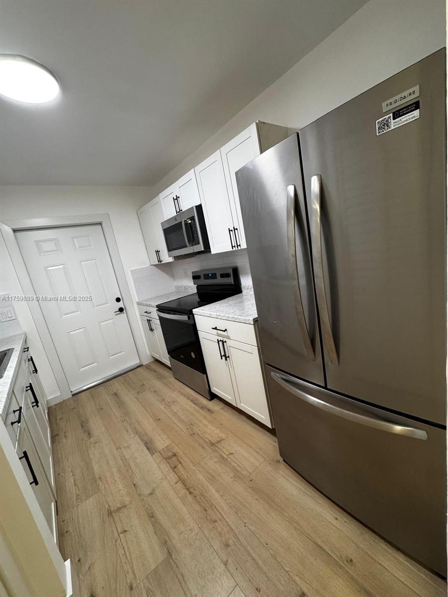 HOLLYWOOD LITTLE RANCHES - Residential Lease