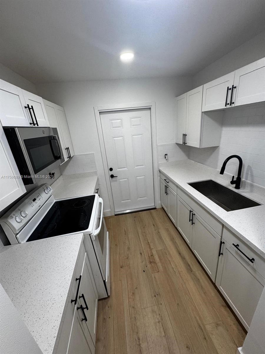 HOLLYWOOD LITTLE RANCHES - Residential Lease