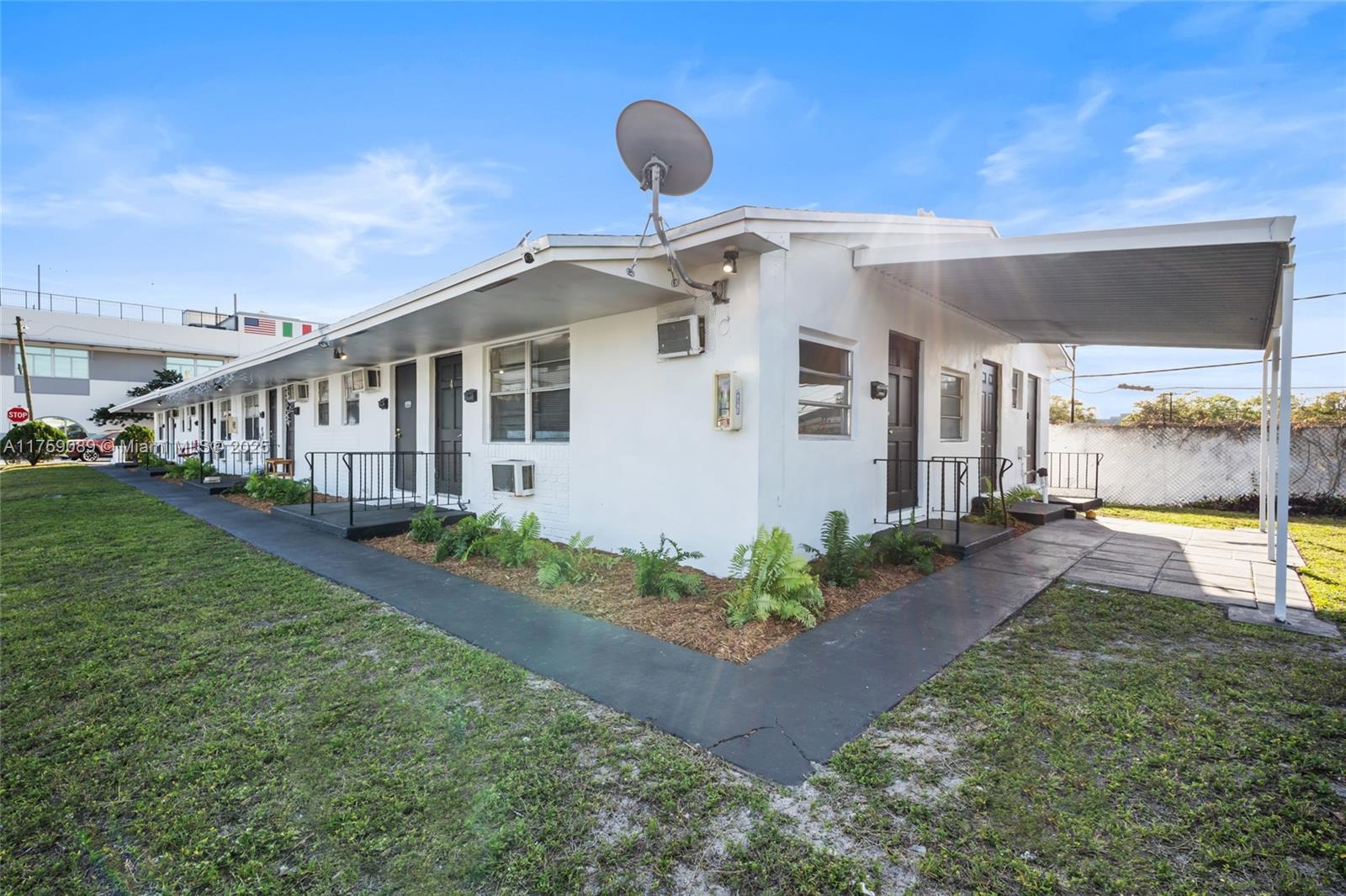 HOLLYWOOD LITTLE RANCHES - Residential Lease