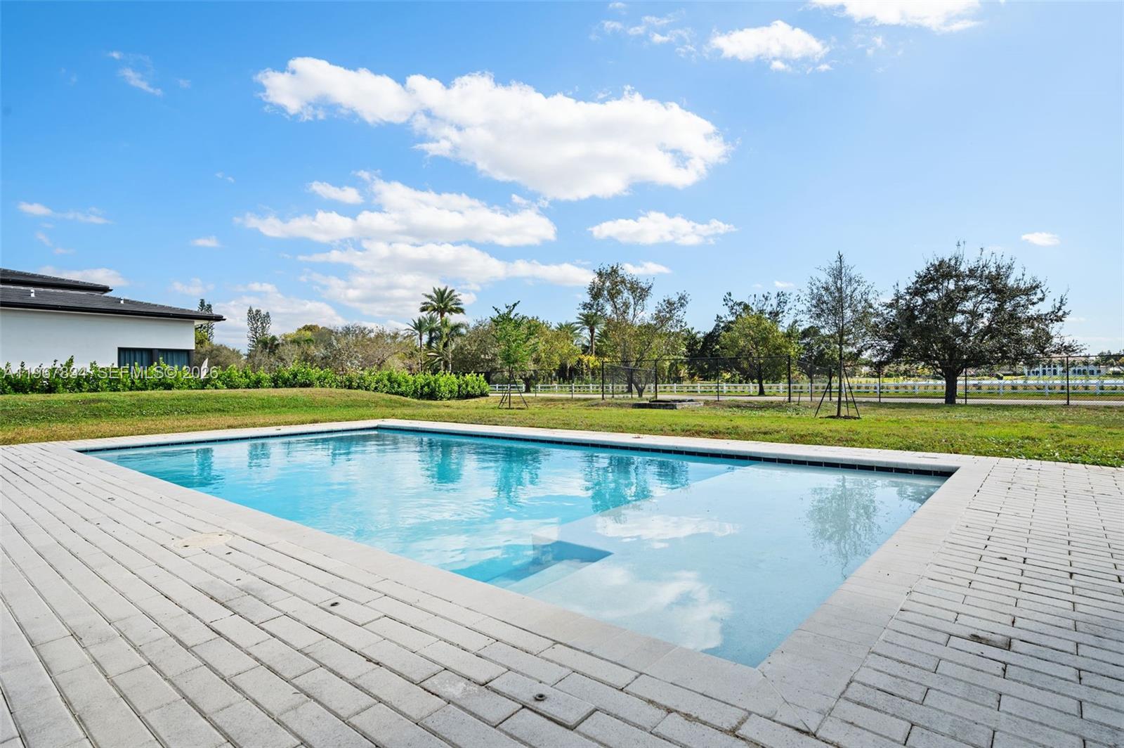 ZONA WEST - Residential