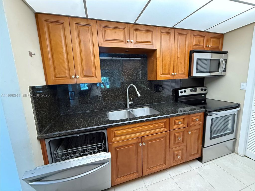 Photo of 120 Lakeview Dr #209, Weston, FL 33326 (MLS # A11998041)