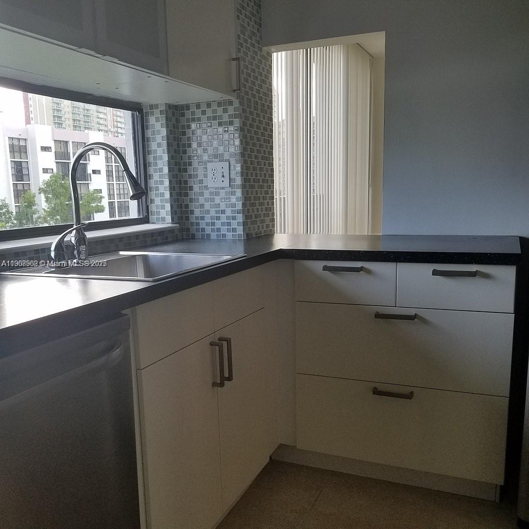 PLAZA OF AMERICAS CONDO P - Residential Lease