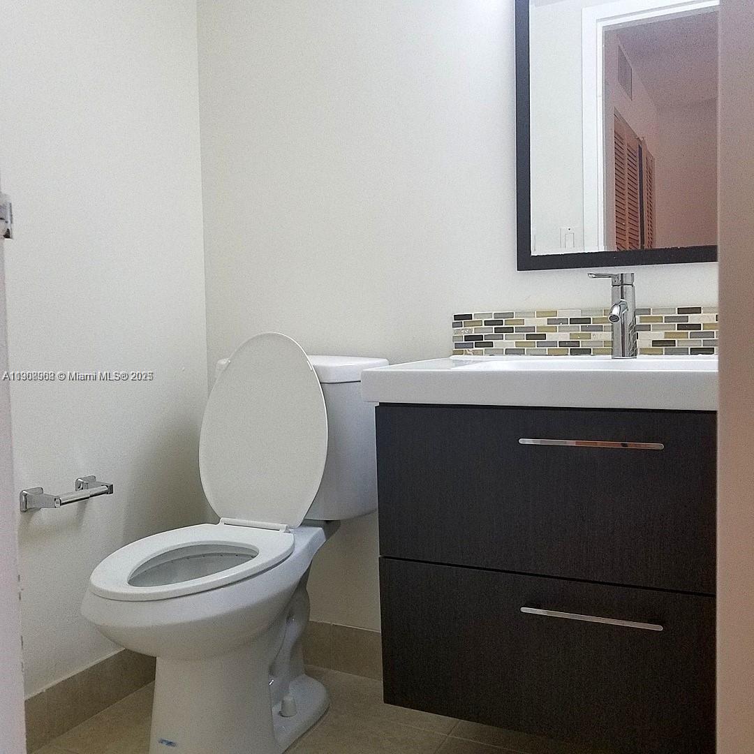 PLAZA OF AMERICAS CONDO P - Residential Lease