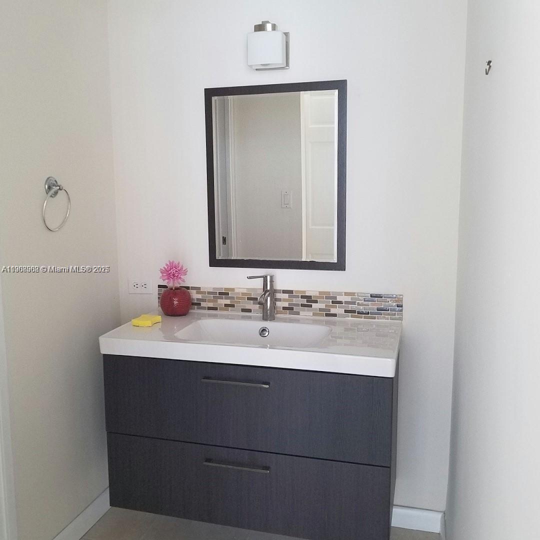 PLAZA OF AMERICAS CONDO P - Residential Lease