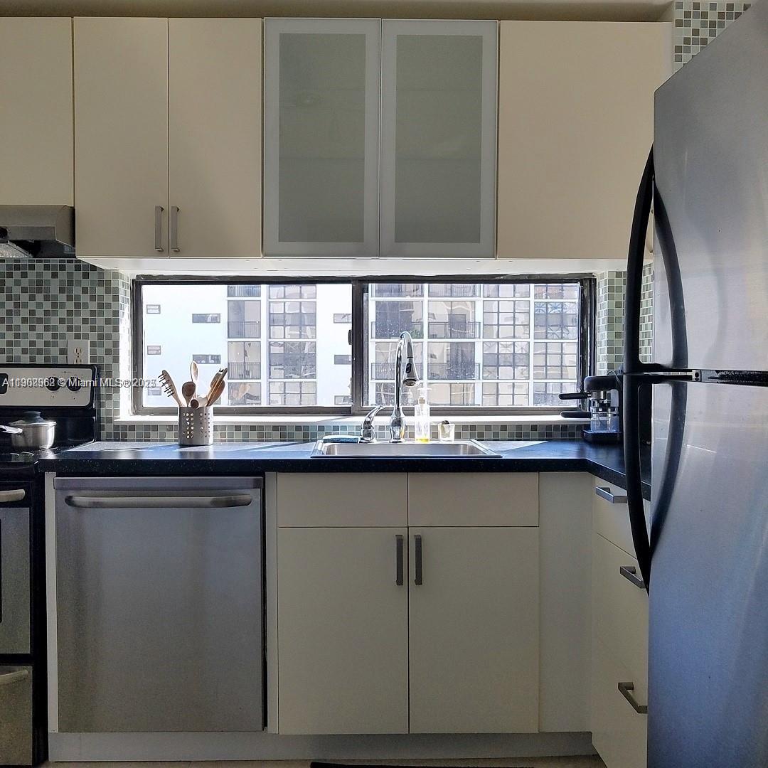 PLAZA OF AMERICAS CONDO P - Residential Lease