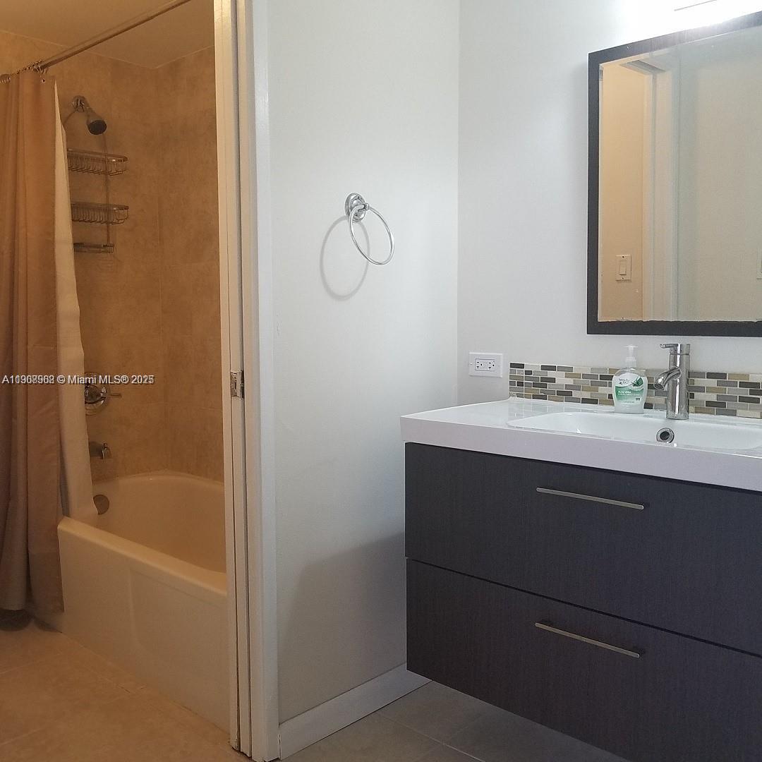 PLAZA OF AMERICAS CONDO P - Residential Lease