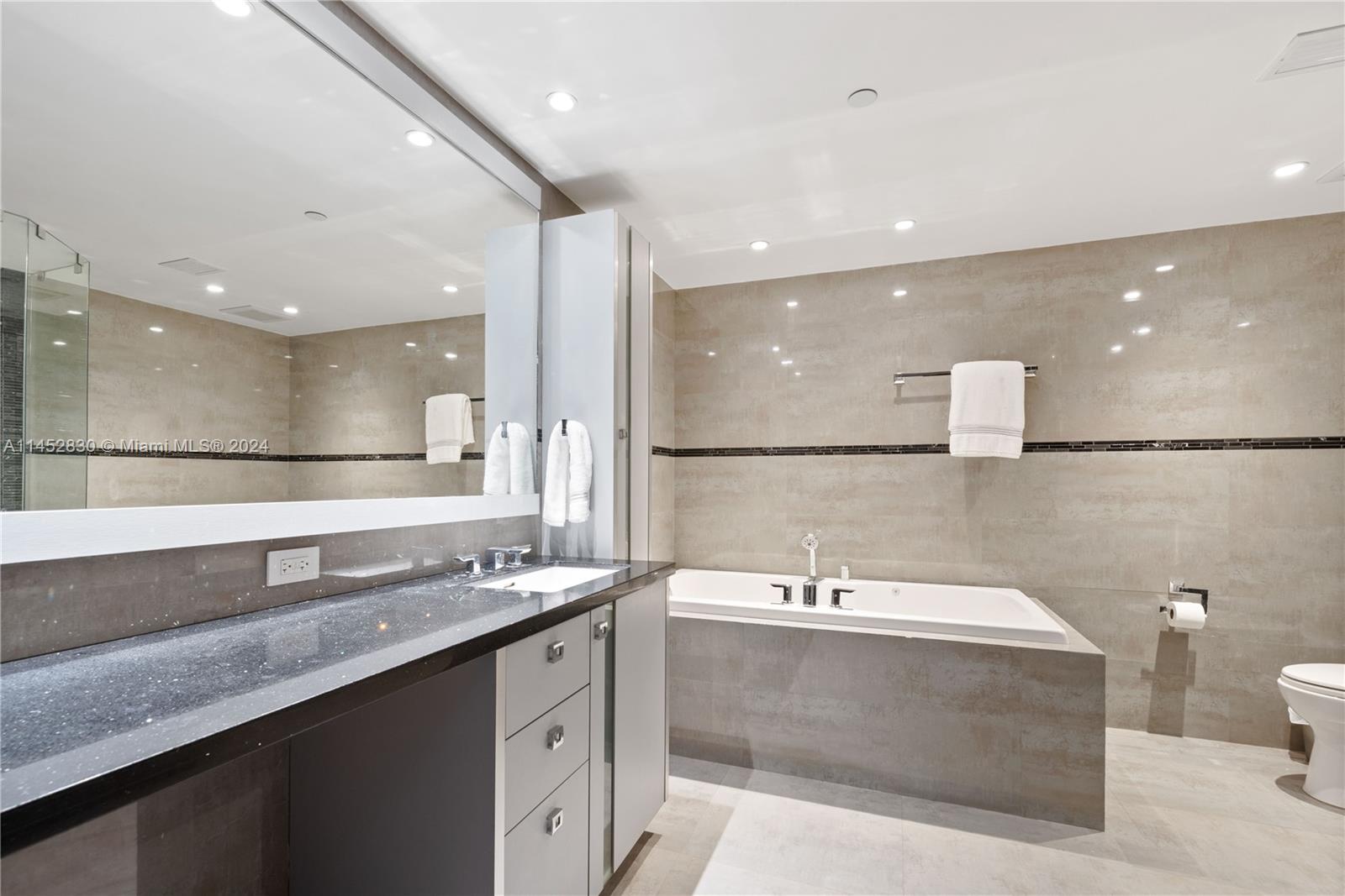SEASIDE CONDO - Residential
