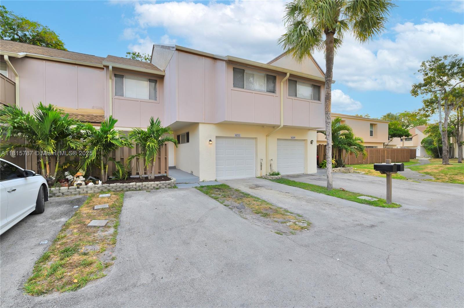 8211 Nw 8th St 2, Plantation, Miami-Dade County, Florida - 4 Bedrooms  
3 Bathrooms - 
