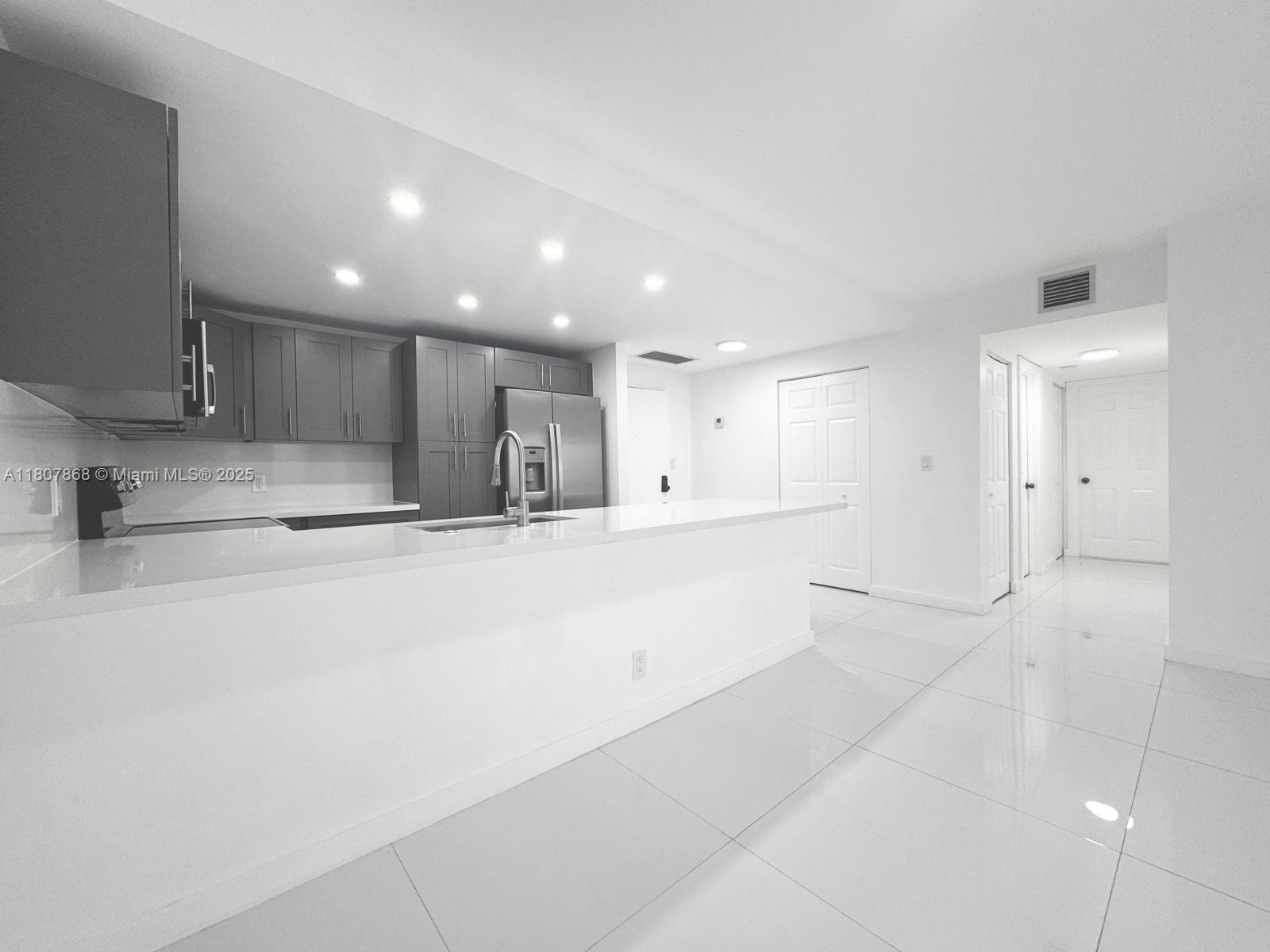 HALLMARK OF HOLLYWOOD CON - Residential