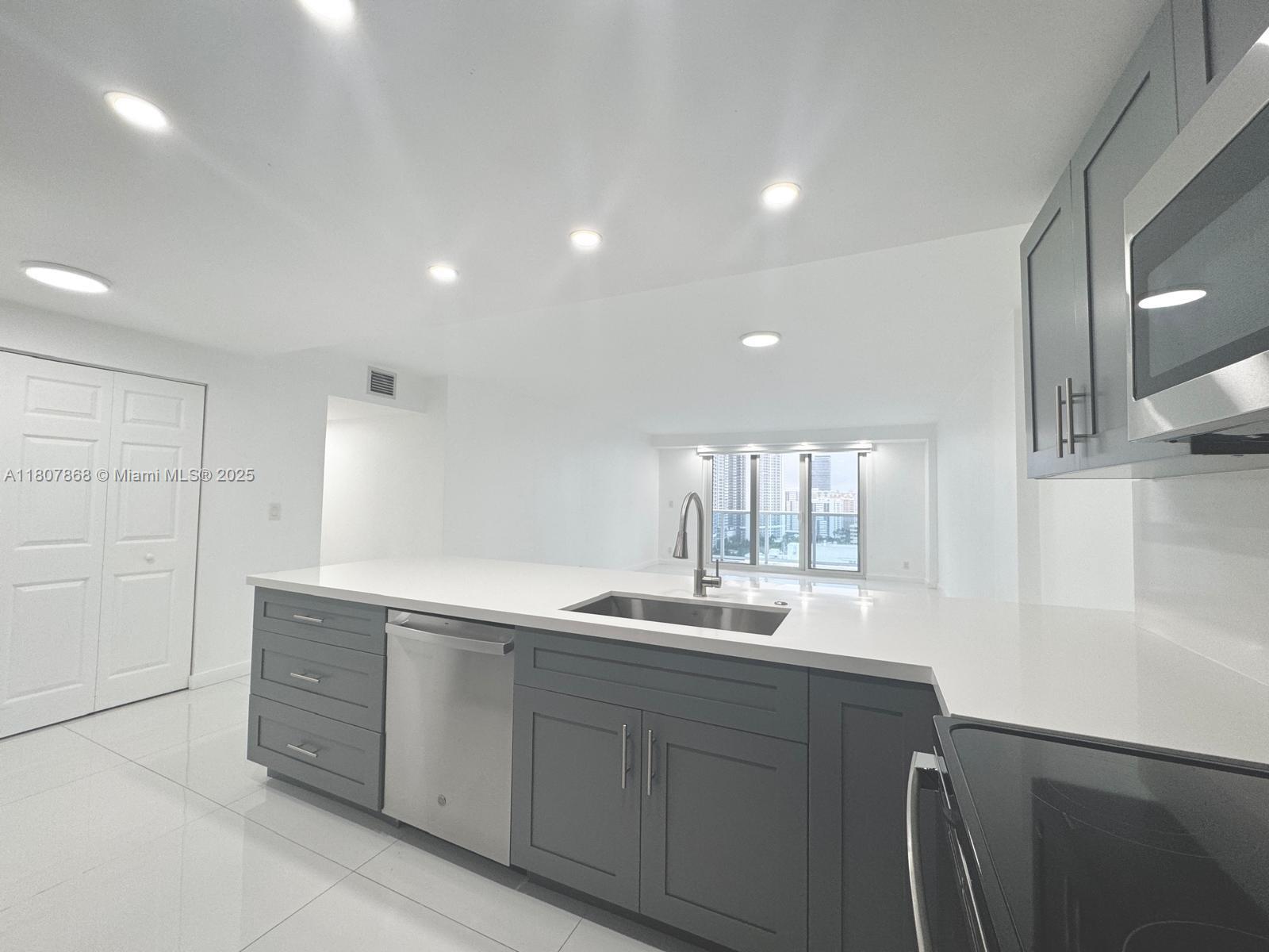 HALLMARK OF HOLLYWOOD CON - Residential