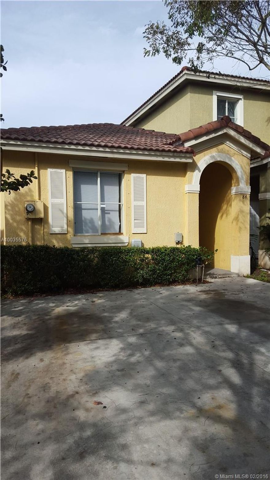 Spacious 3/2 Townhouse in a well maintained development, ceramic floors, great condition, low maintenance Property rented until May 31, 2016