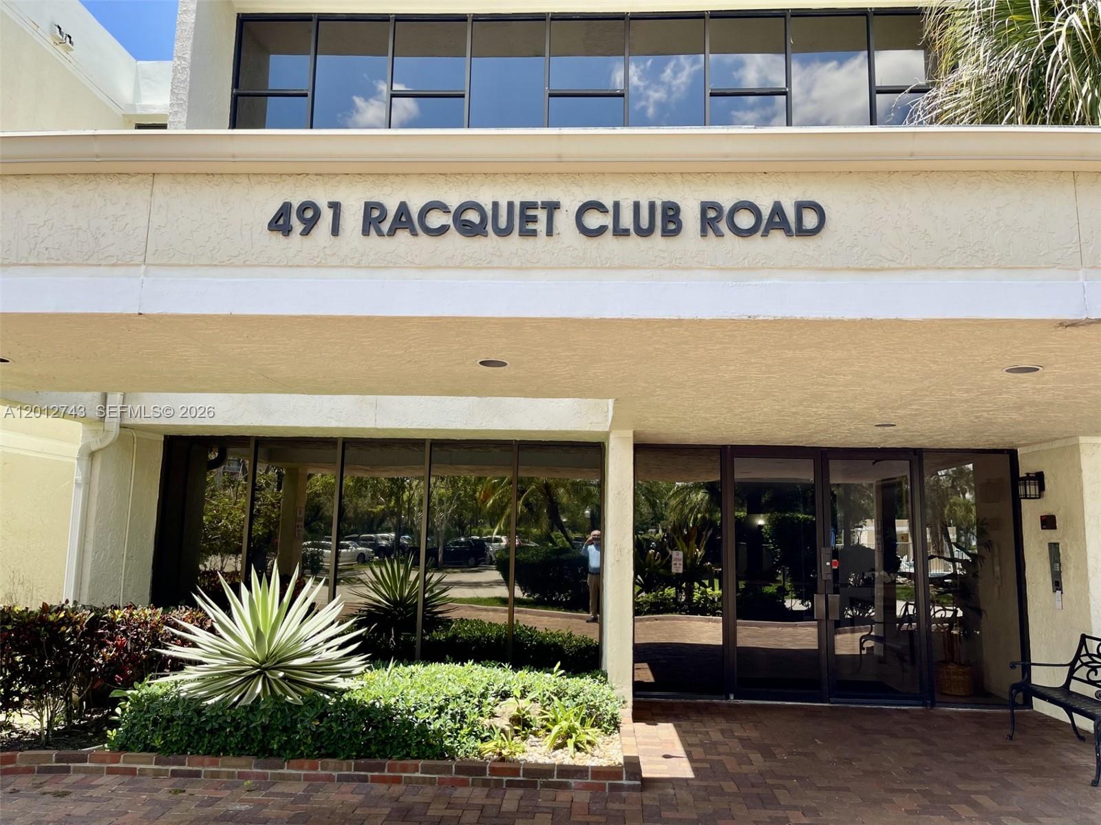 BLDG 130 OF COUNTRY CLUB - Residential Lease