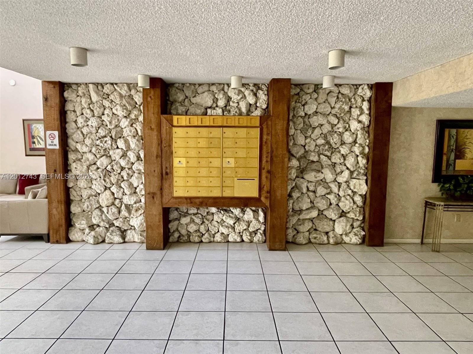 BLDG 130 OF COUNTRY CLUB - Residential Lease