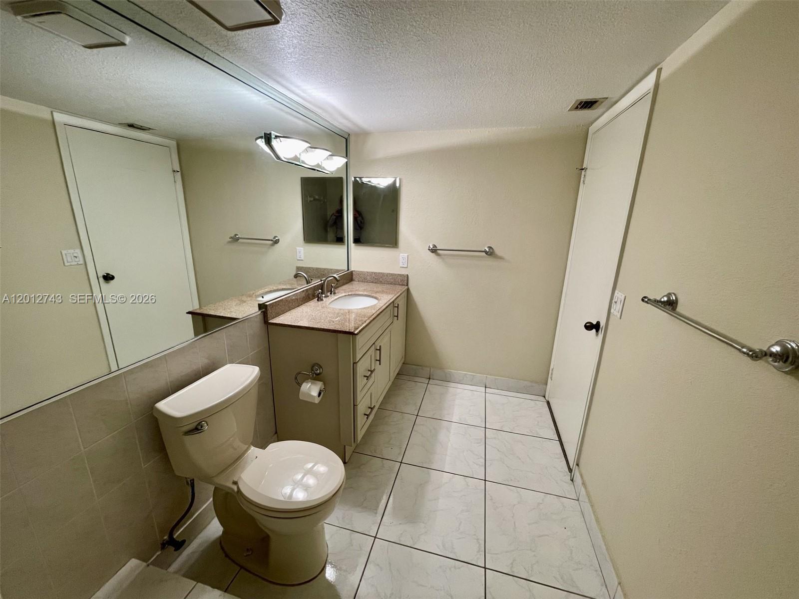 BLDG 130 OF COUNTRY CLUB - Residential Lease