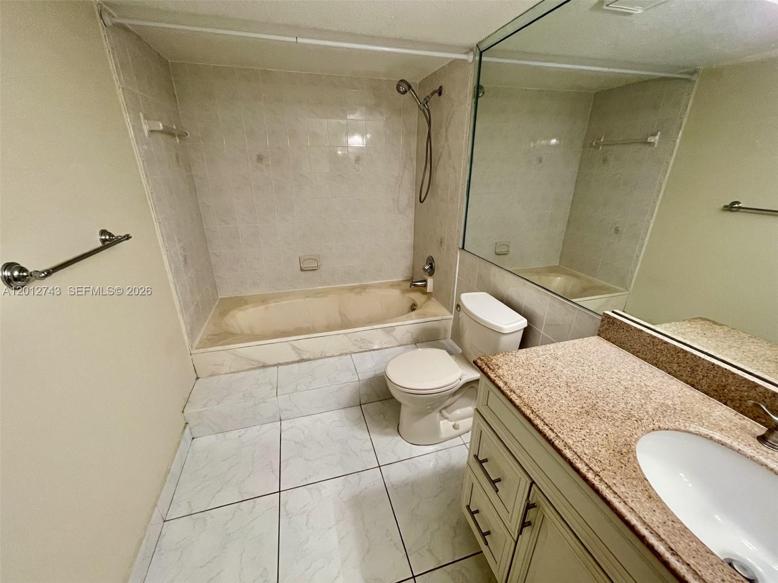 BLDG 130 OF COUNTRY CLUB - Residential Lease