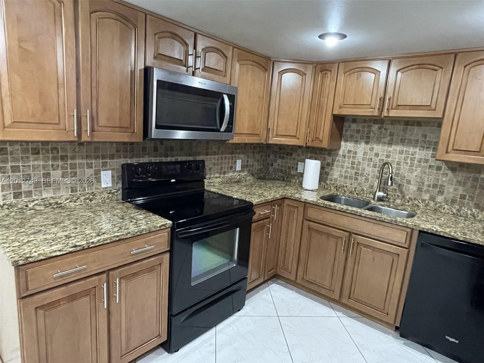 BLDG 130 OF COUNTRY CLUB - Residential Lease