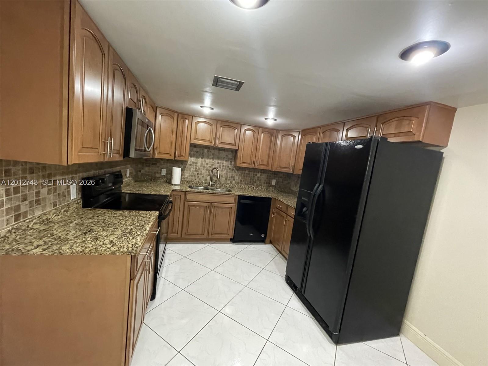 BLDG 130 OF COUNTRY CLUB - Residential Lease