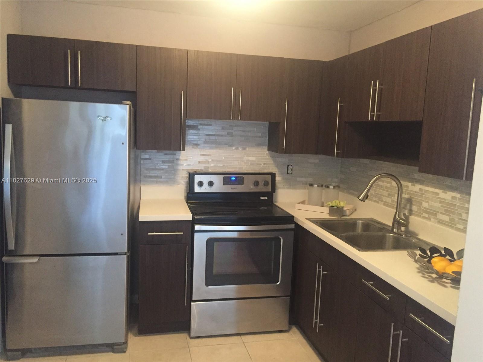 LARGE ONE BEDROOM APT IN A QUIET BUILDING, LOCATED EAST OF US 1. MINUTES AWAY FROM THE BEACH, I95, HOLLYWOOD DOWNTOWN, STORES. EASY CONDO APPROVAL. BROKER OWNER