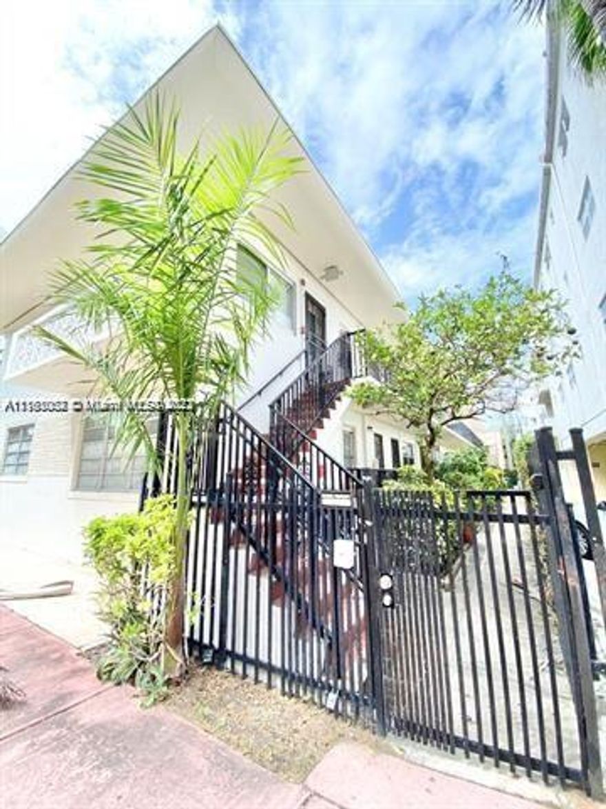 RENOVATED STUDIO CONVENIENTLY LOCATED IN MIAMI BEACH, BLOCKS FROM WASHINGTON AVE, CLOSE TO MANY SHOPS, BARS AND RESTAURANTS. MINUTES FROM THE BEACH, MARJORY STONEMAN DOUGLAS AND SOUTH POINT PARKS. PERFECT FOR SOMEONE WHO WORKS IN THE AREA OR SOMEONE WHO IS TRYING TO RELOCATE IN THE AREA TO FIND A JOB.