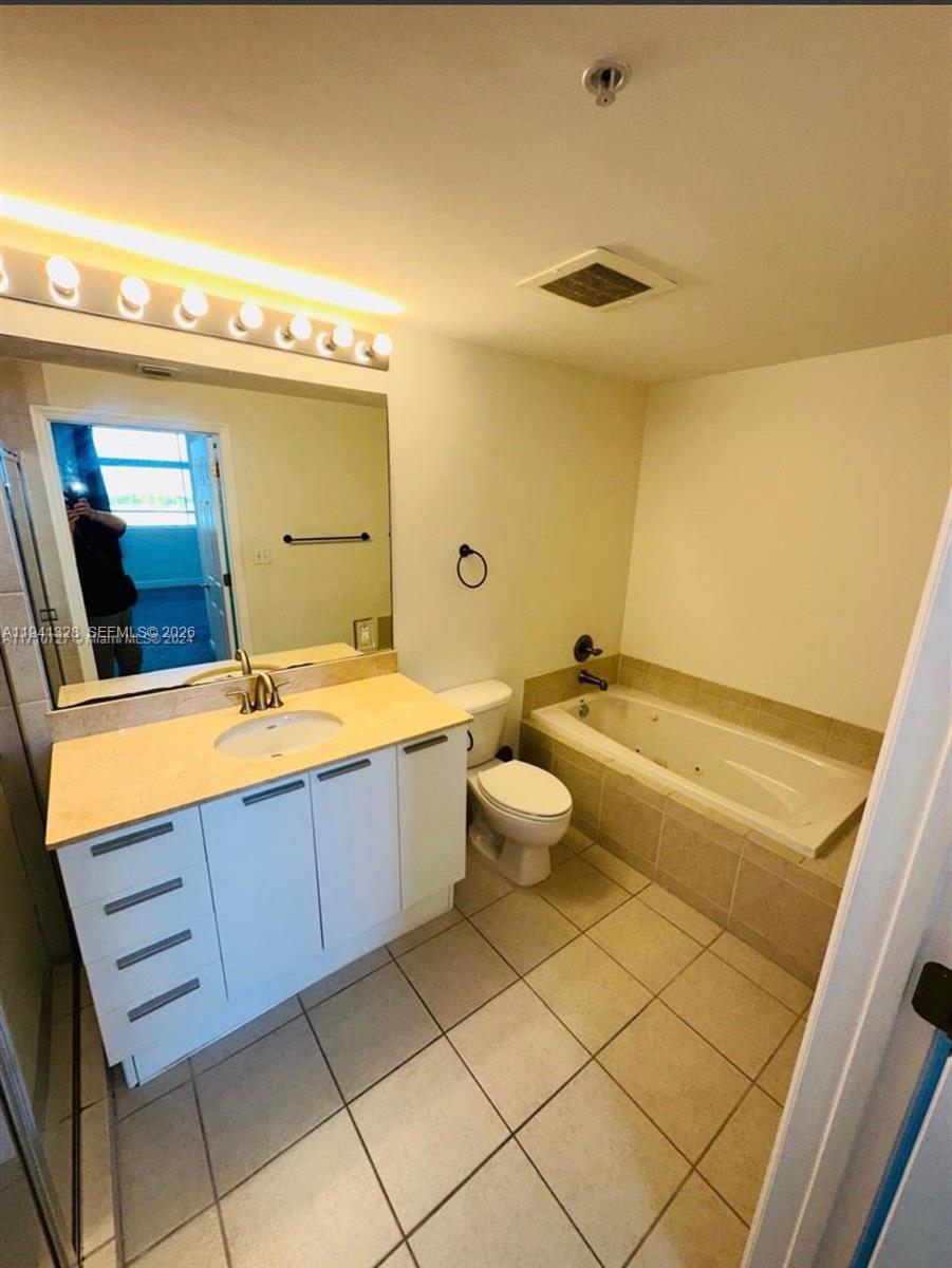 HOLLYWOOD STATION RES CON - Residential