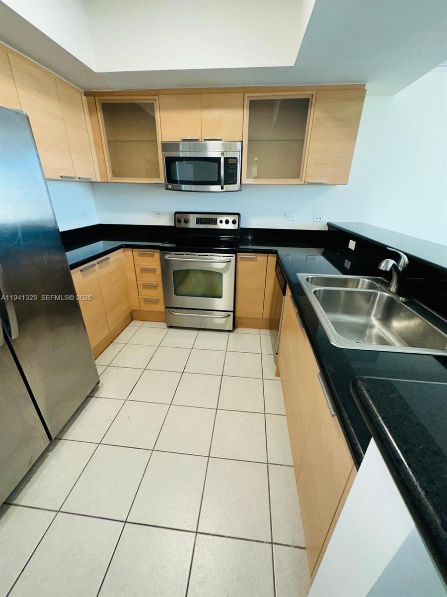 HOLLYWOOD STATION RES CON - Residential