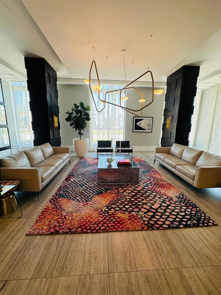 HOLLYWOOD STATION RES CON - Residential