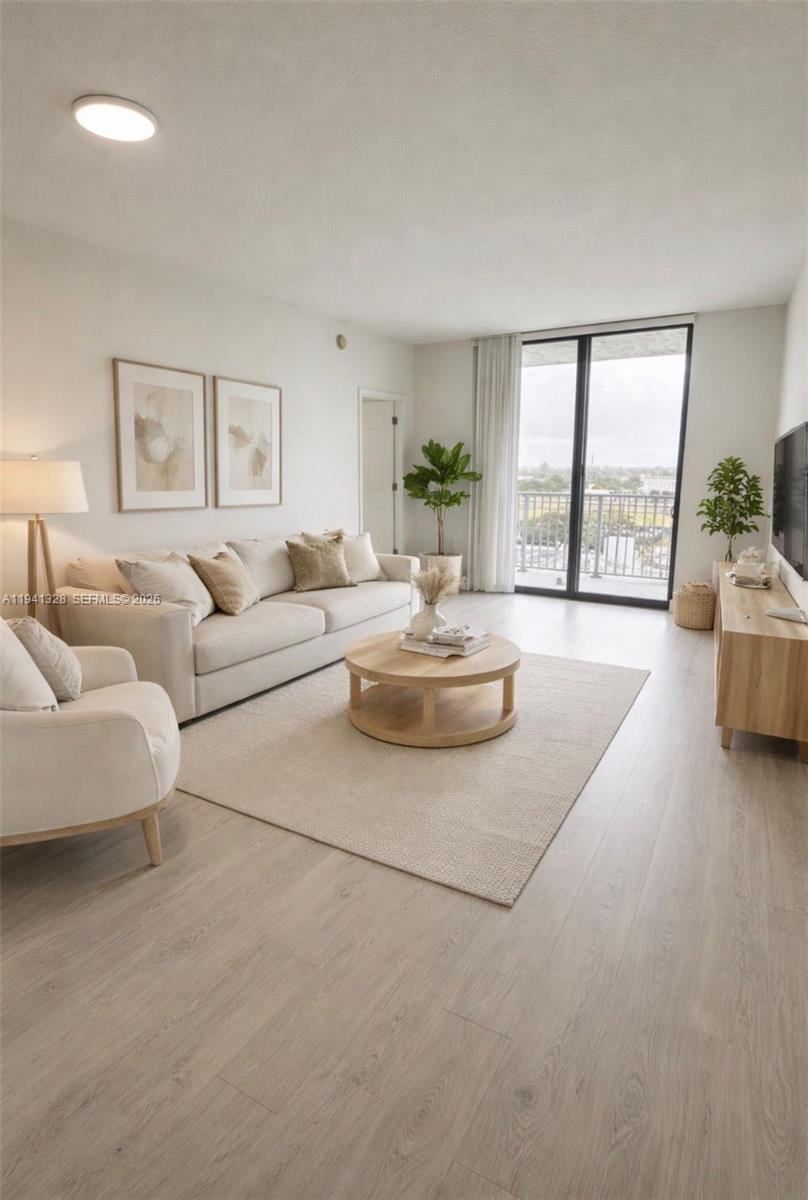 HOLLYWOOD STATION RES CON - Residential