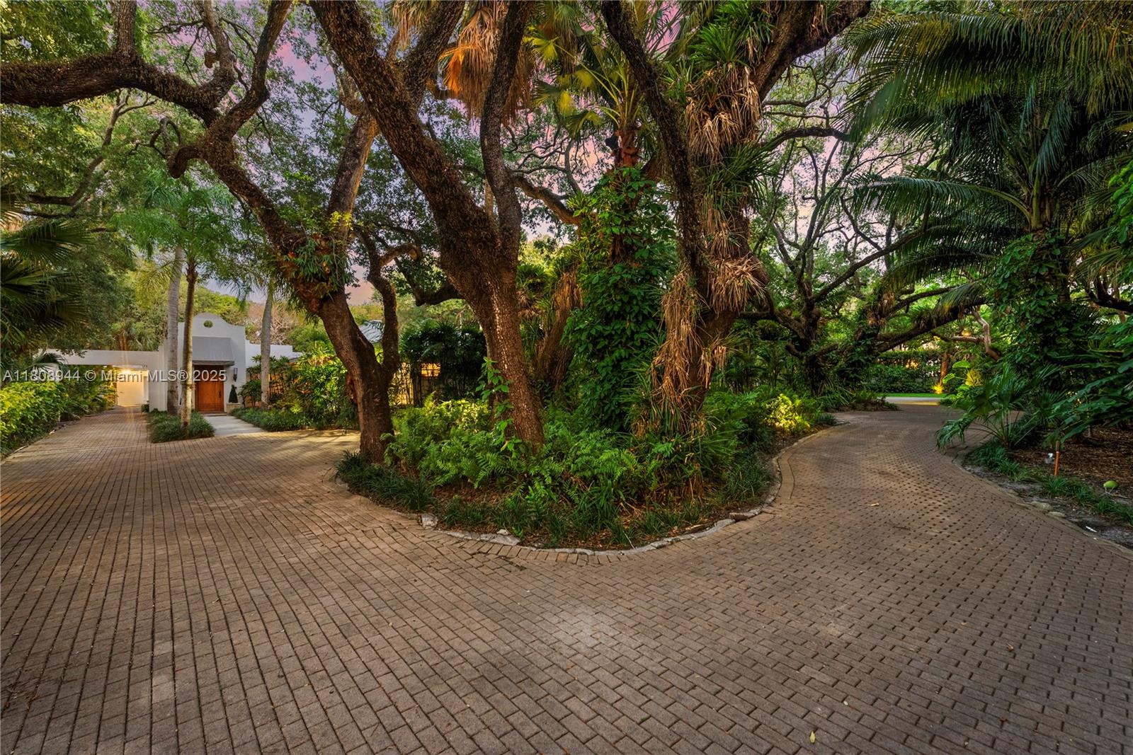 5465 Banyan Trl