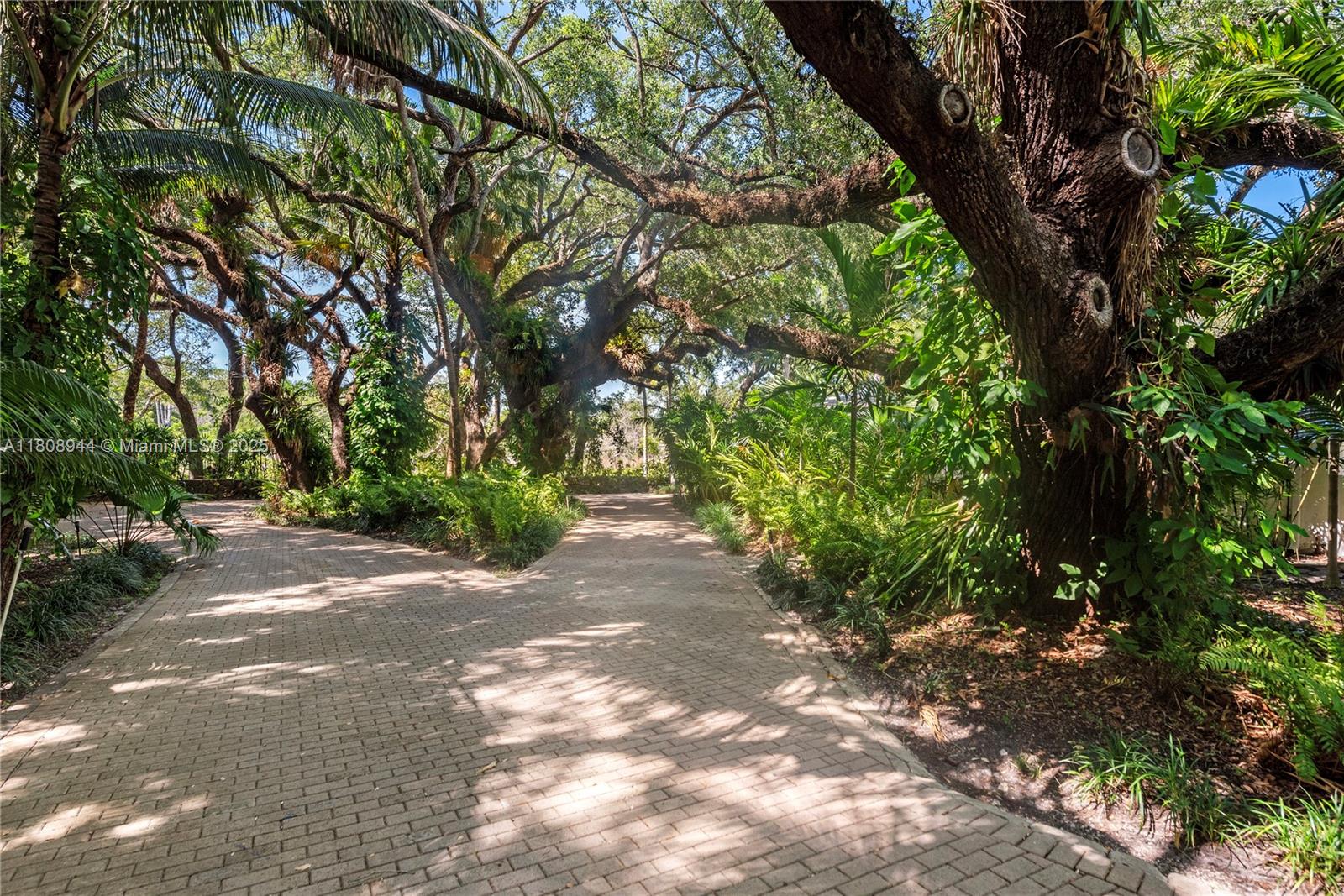 Property for Sale at 5465 Banyan Trl, Coral Gables, Broward County, Florida - Bedrooms: 5 
Bathrooms: 5  - $5,250,000