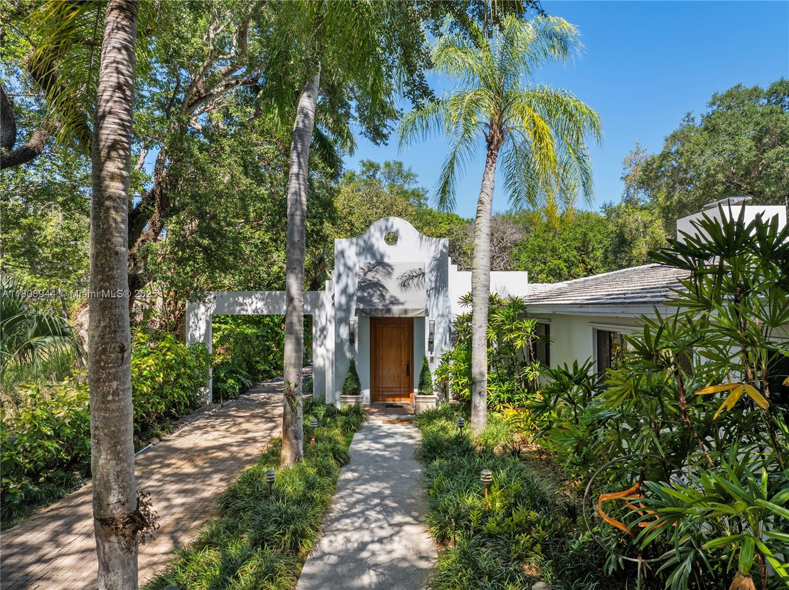 5465 Banyan Trl