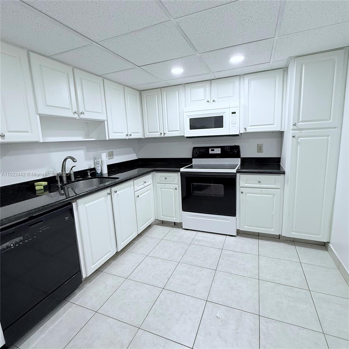 3980 Oaks Clubhouse Dr 302