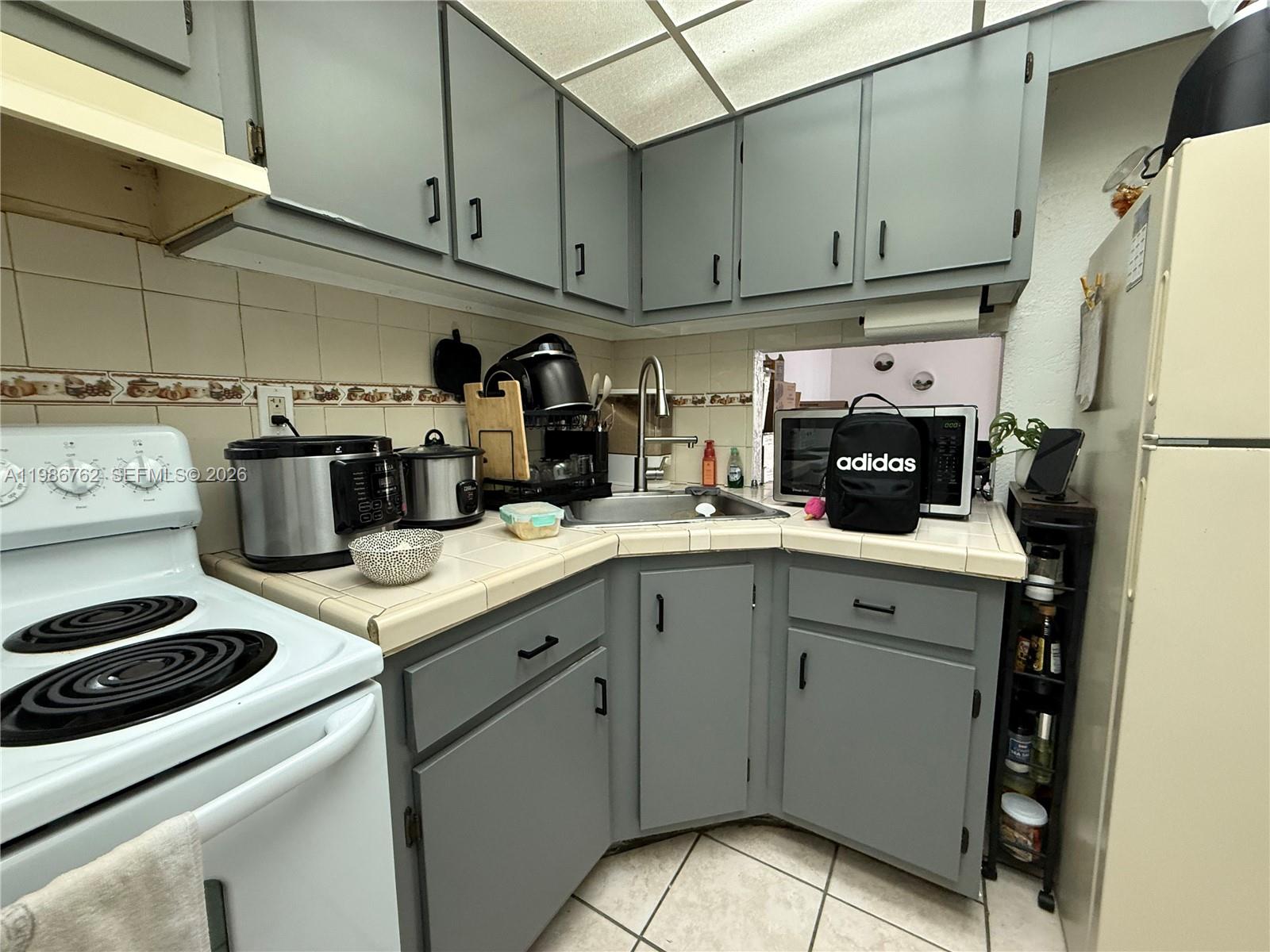 YOLANDA VILLAS - Residential Lease