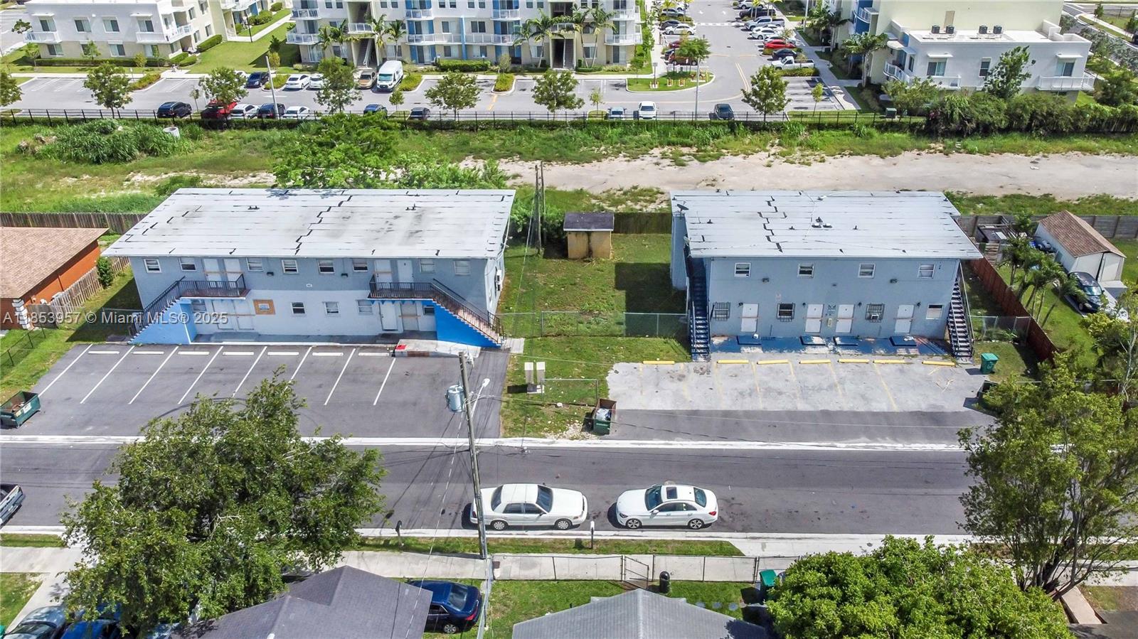 421 and 441 NW 12th Street are two(2) adjacent eight(8) unit buildings that are made up of all efficiently laid out units. 421 NW 12th Street is made up of all 2 bedroom 1 bathroom units that average that average 497 SF. All the units at 421 NW 12th Street have been converted from wall air conditioning units to mini split systems. Four(4) of the units have been completely remodeled. 441 NW 12th Street is made up of all
1-bedroom 1-bathroom units that average that average 427 SF. All of the units at 441 NW 12th Street are still utilizing wall unit air conditioning.
421 & 441 NW 12th Street are constructed of concrete block with flat concrete roofs that were just replaced with permit in 2024. The majority of the cast iron drain lines have been replaced in the property.