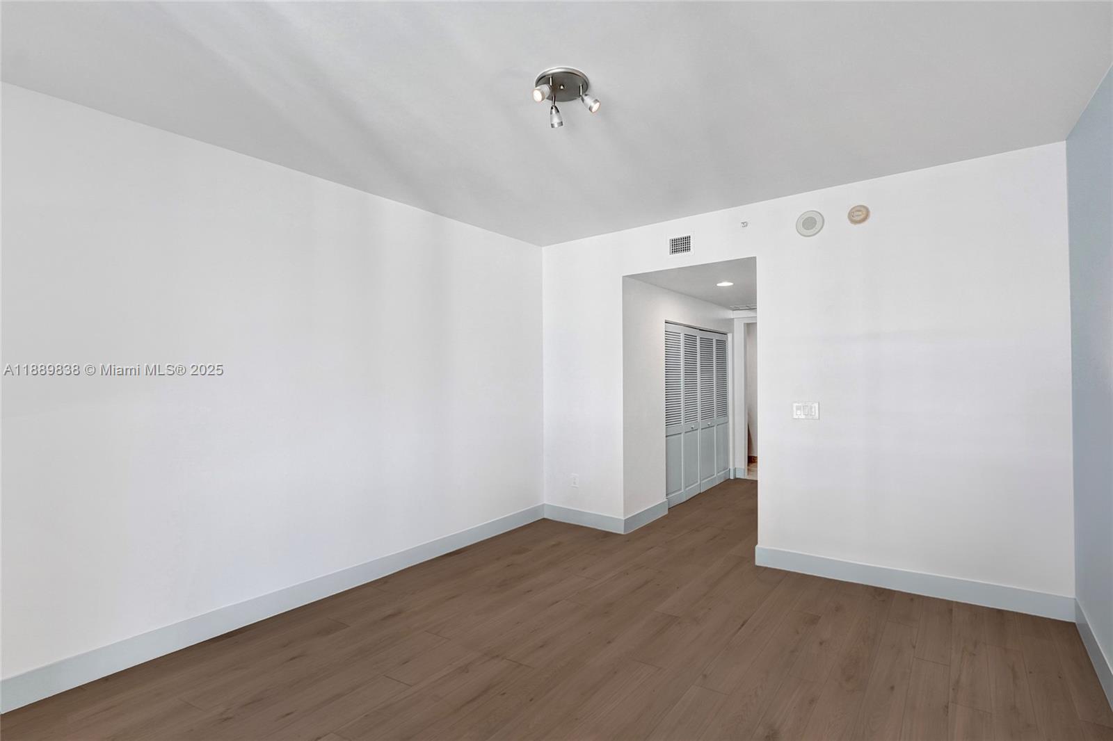 DIPLOMAT OCEANFRONT RESID - Residential Lease