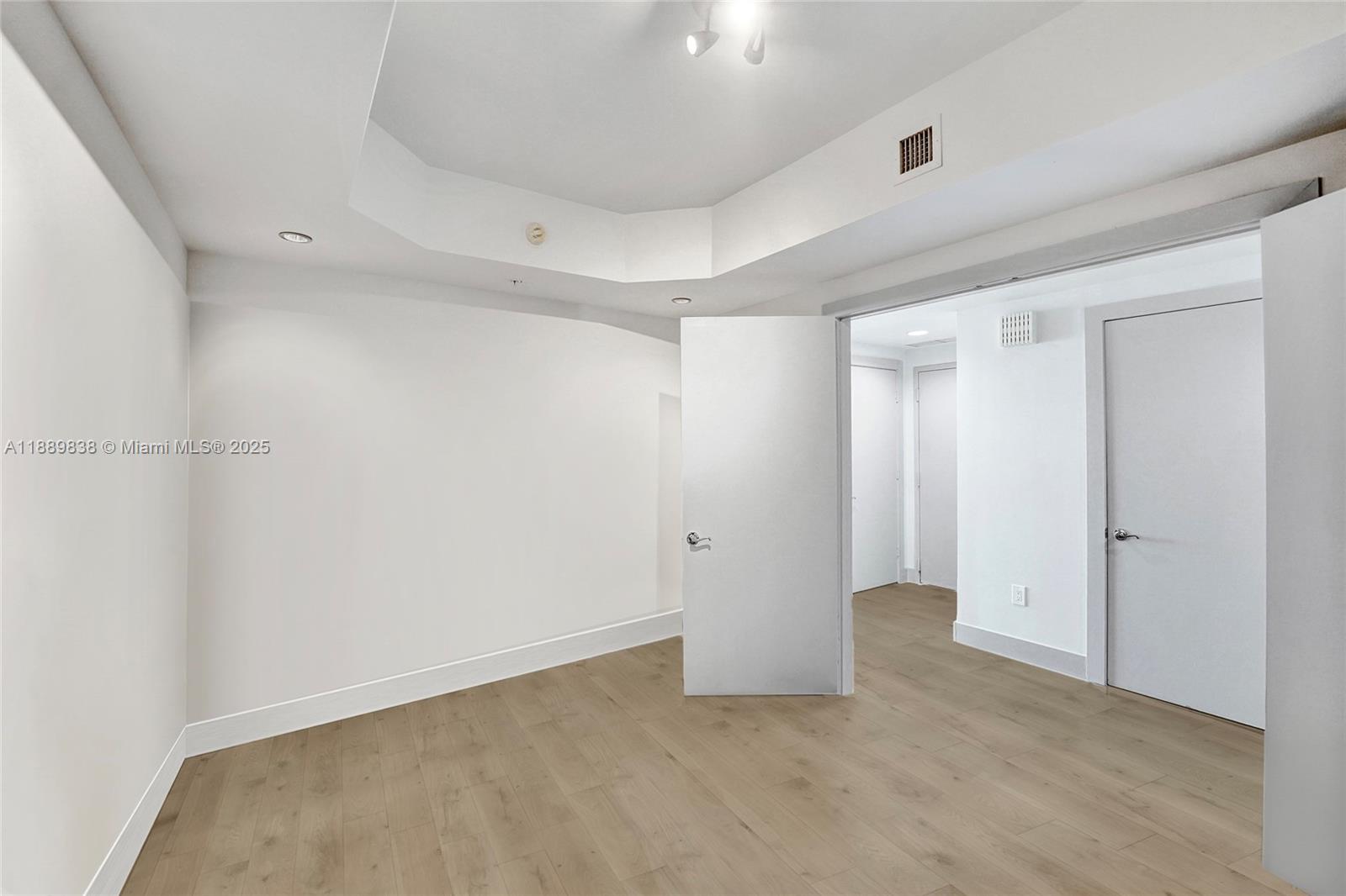 DIPLOMAT OCEANFRONT RESID - Residential Lease