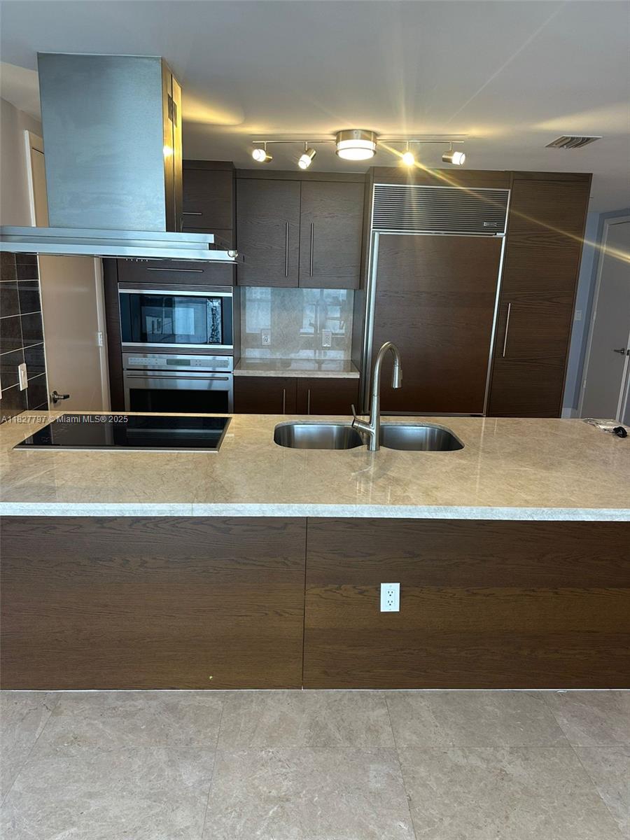 495 Brickell Ave 5211