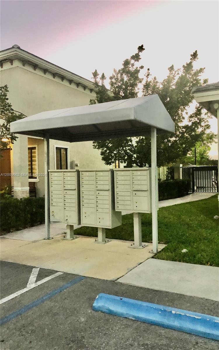 HIDDEN LAKE TOWNHOMES - Residential Lease