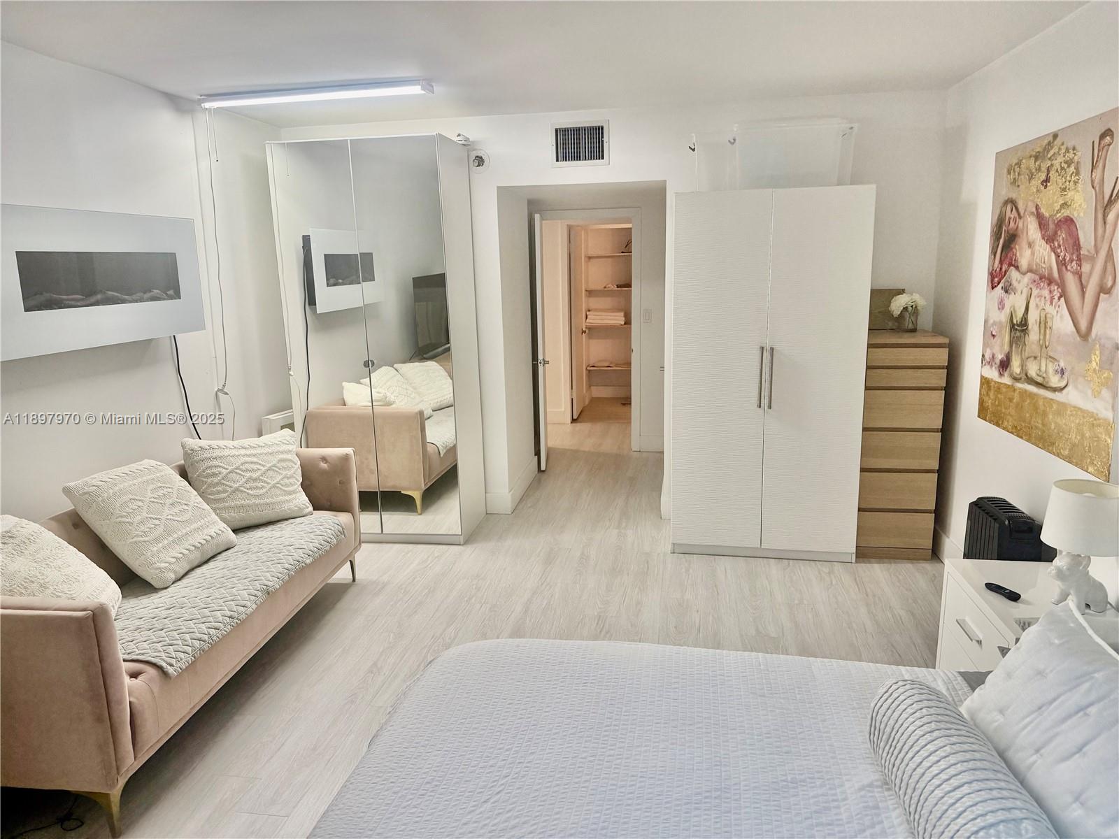 2301 Collins Ave 619