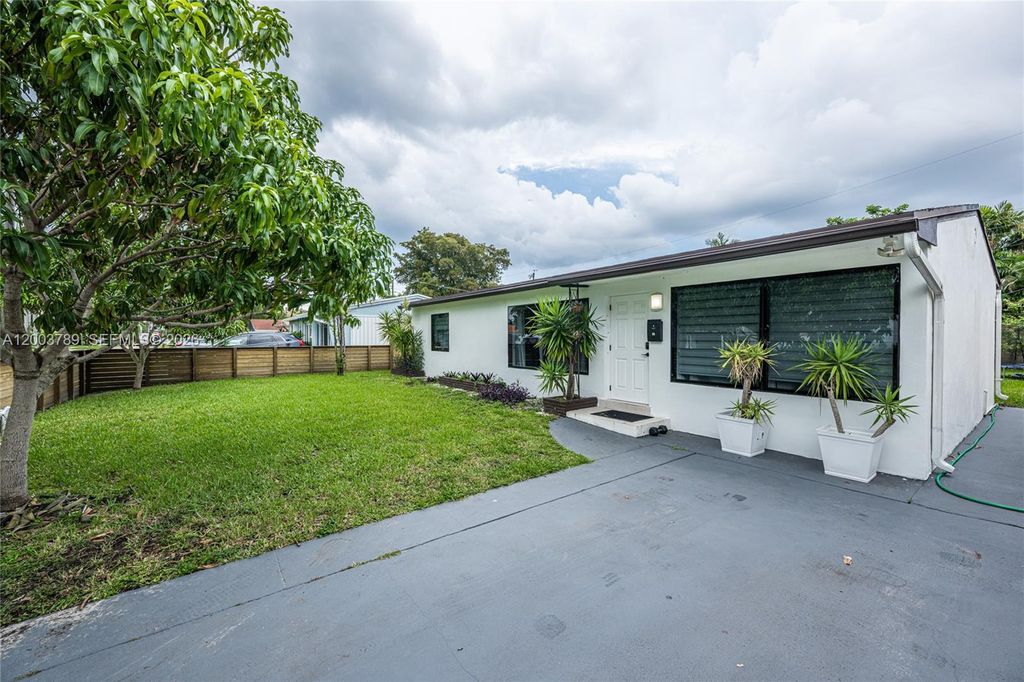 Photo of 906 NE 6th St #0, Hallandale Beach, FL 33009 (MLS # A12003789)