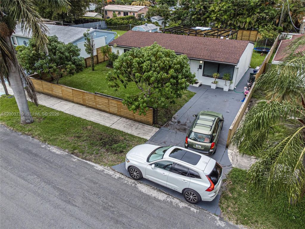 Photo of 906 NE 6th St #0, Hallandale Beach, FL 33009 (MLS # A12003789)