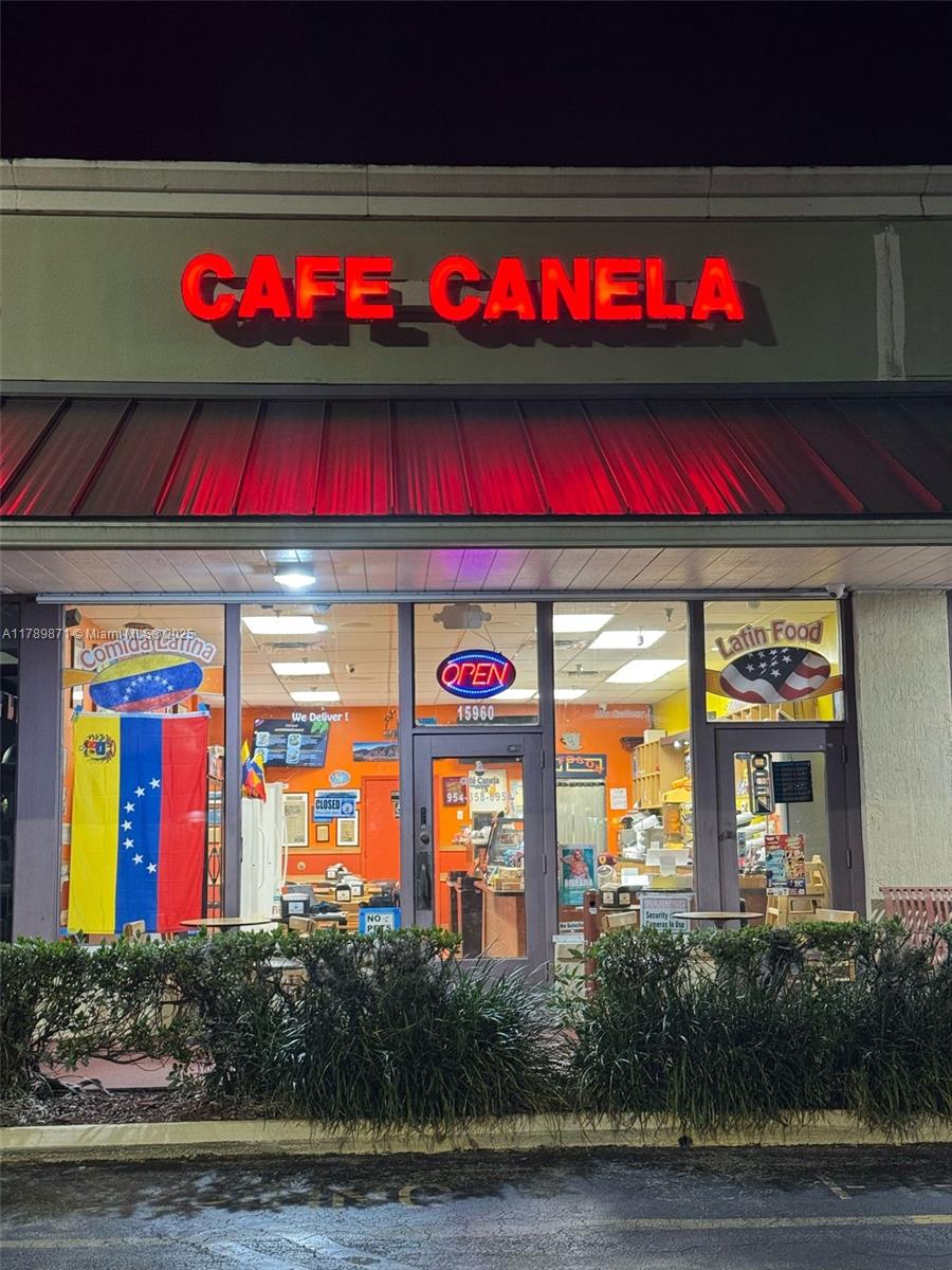 Iconic Venezuelan Restaurant for Sale in Weston, FL!
This well-established restaurant has been serving the community for 22 years, offering not only traditional Venezuelan dishes but also a wide selection of desserts and frozen foods. Located in a prime area of Weston, it boasts a loyal customer base and a well-recognized brand name that has become a staple for Venezuelan cuisine in the region.
The sale includes the business entity with brand name, furniture, inventory, fully equipped kitchen with hood and grease trap, all necessary licenses and permits.
With annual gross revenue exceeding $650,000, this is an excellent investment opportunity that may qualify for an E-2 Investor Visa.
Don't miss the chance to own a piece of Venezuelan culinary heritage in South Florida!
