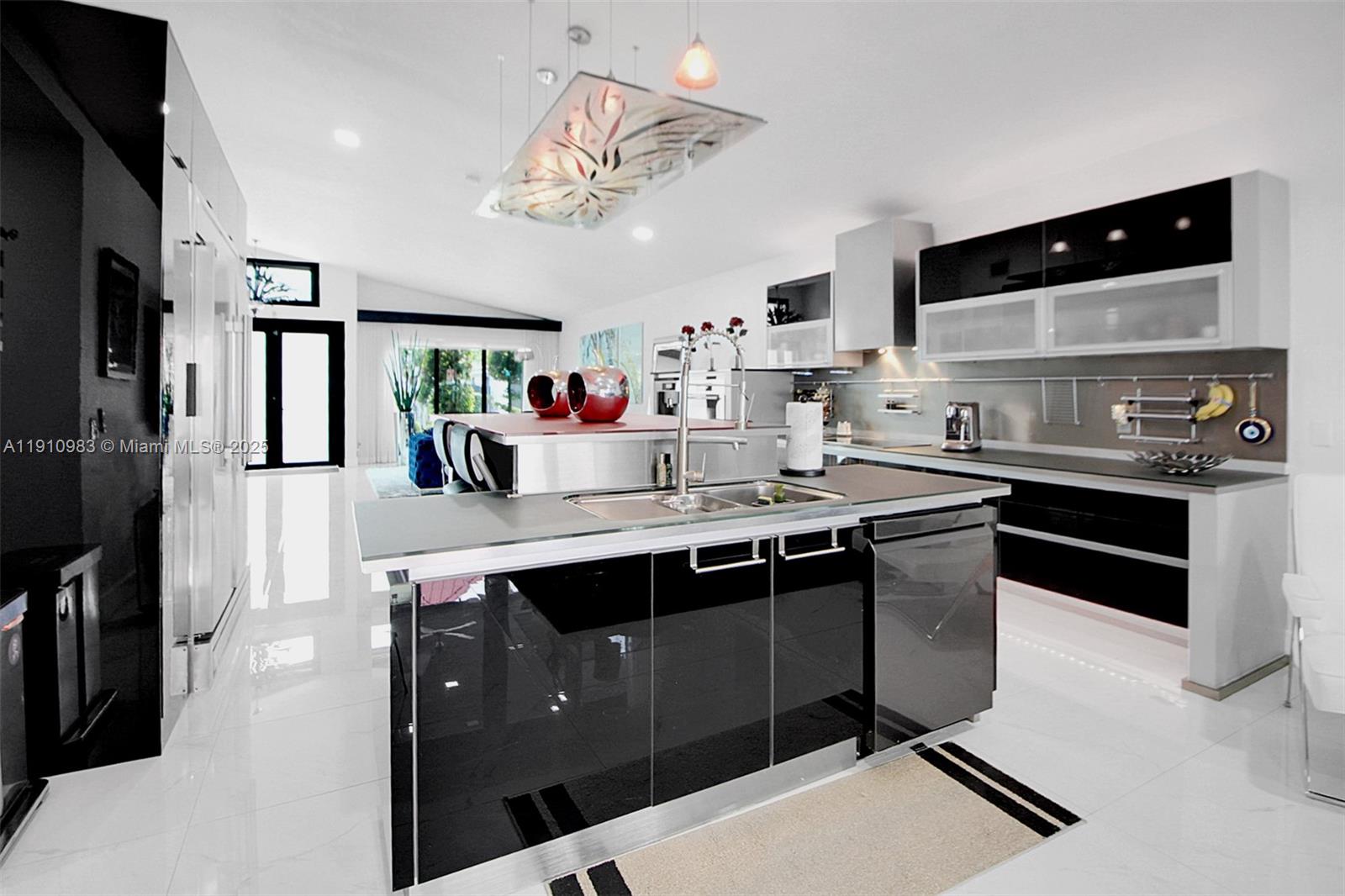 FLORIDA TROPICAL ESTATES - Residential