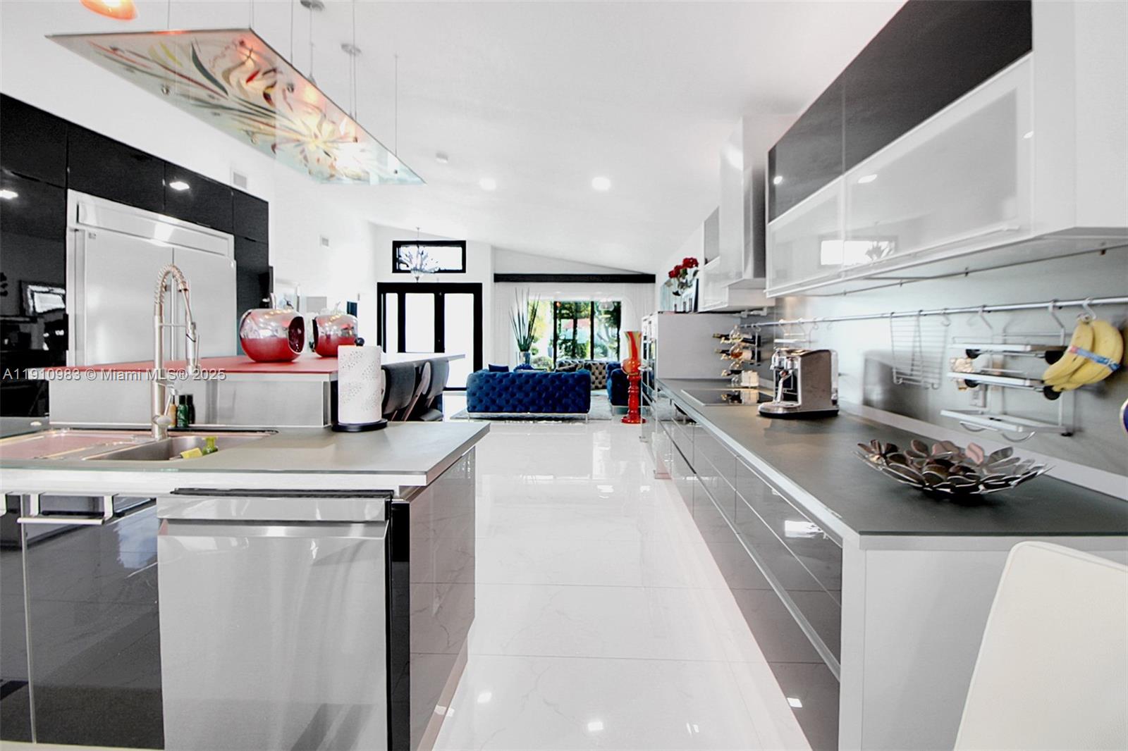 FLORIDA TROPICAL ESTATES - Residential