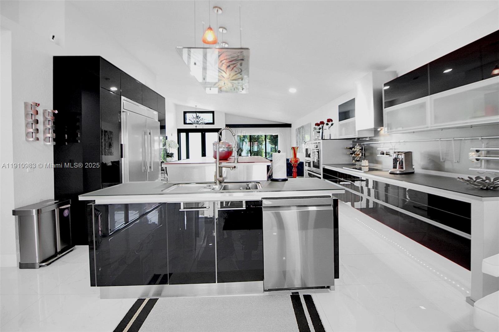 FLORIDA TROPICAL ESTATES - Residential